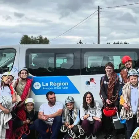 region-auvergne-rhone-alpes-minibus-cusset-escalade